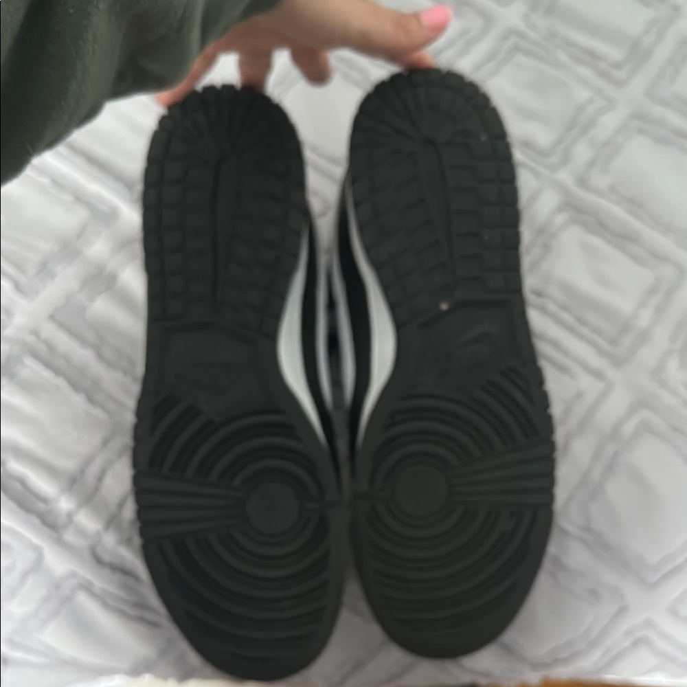 Nike Black and White Sneakers - Picture 4 of 6